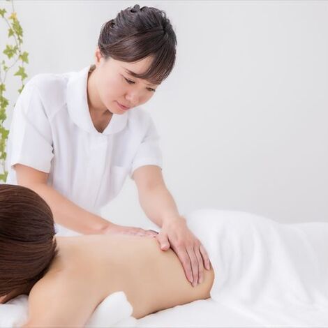 背中を揉むスタッフ