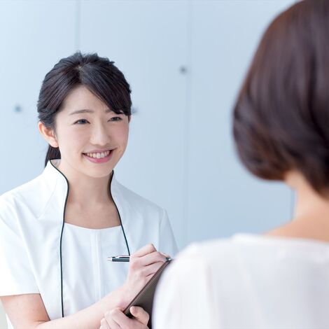 顧客から話を聞くスタッフ