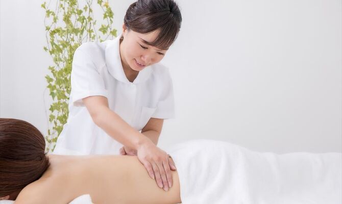 施術する女性
