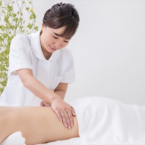 施術する女性